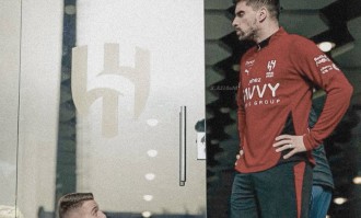 拉爵缺钱放弃1500万签内维斯！曼联杯赛全灭亏半亿，冬窗恐无买卖